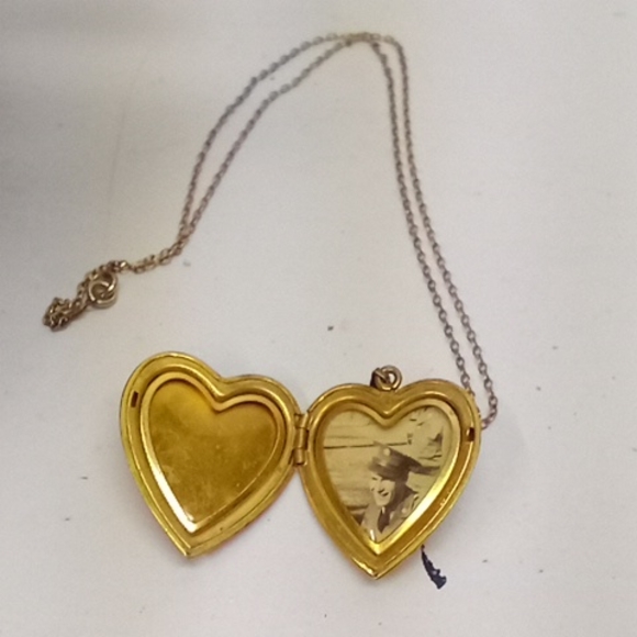 Vintage A made Heart locket with chain 1/20 12k of - Picture 1 of 2